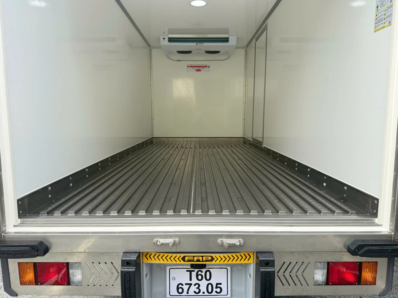 ISUZU QKR 270 ĐÔNG LẠNH QUYỀN AUTO Nội thất 1