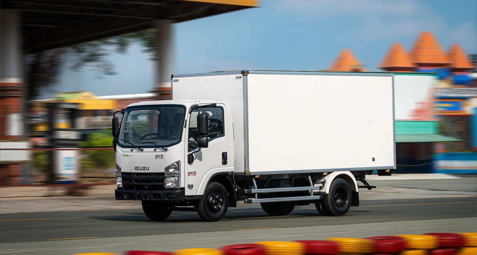 Xe tải ISUZU QLR77FE5B – Cabin Sát-xi Ngoại thất 1