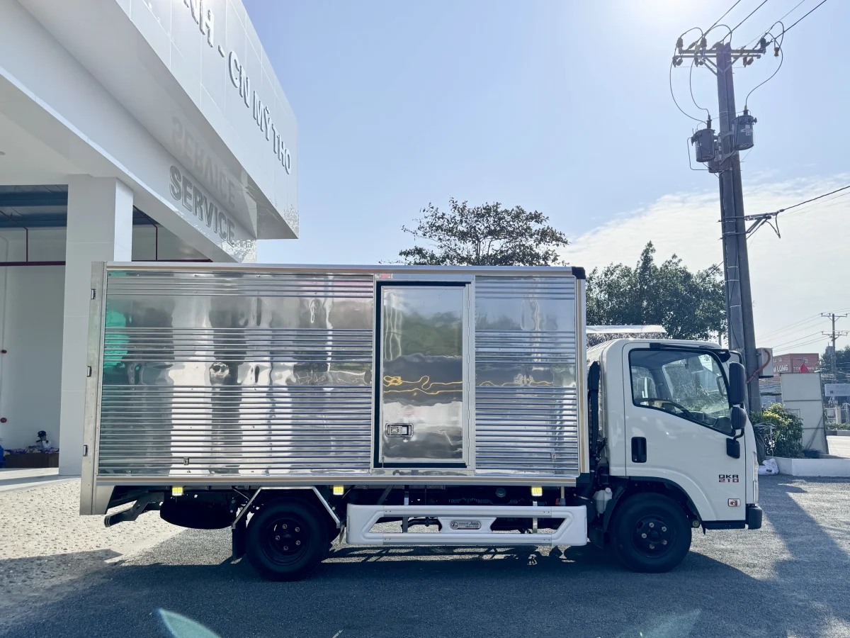 ISUZU QKR 210 THÙNG KÍN VÁCH ĐÚC GARAGE LƯỢM Ngoại thất 6