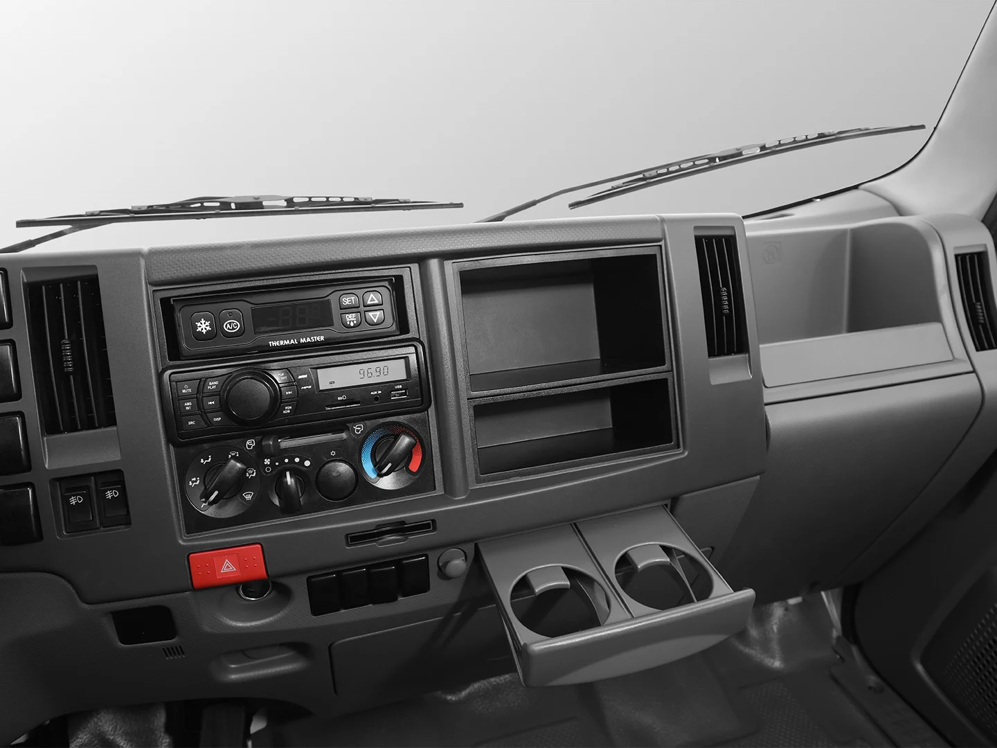 Xe tải ISUZU QLR77FE5B – Cabin Sát-xi Nội thất 5