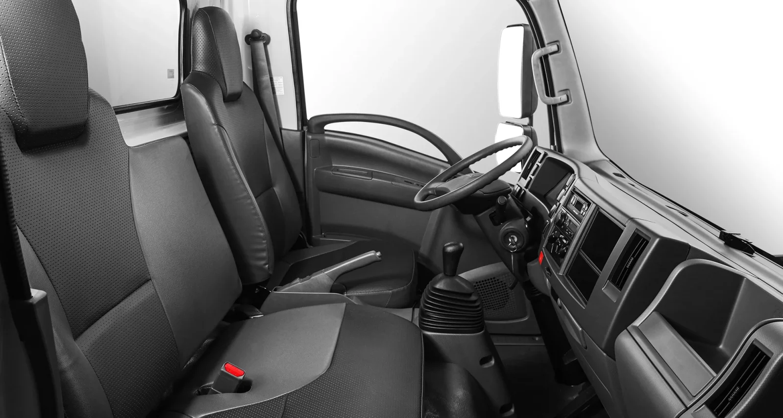 Xe tải ISUZU QLR77FE5B – Cabin Sát-xi Nội thất 1