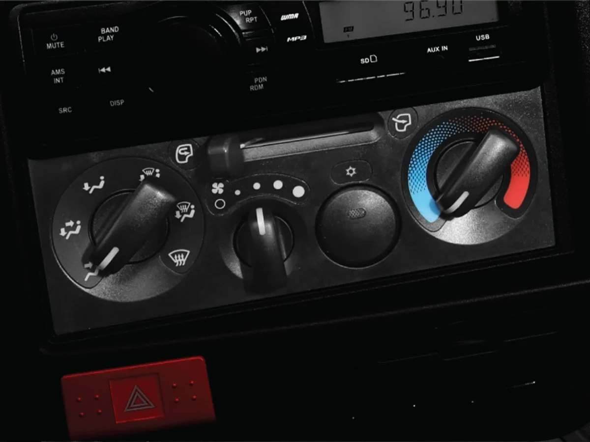ISUZU QKR 230 THÙNG BEN Nội thất 3
