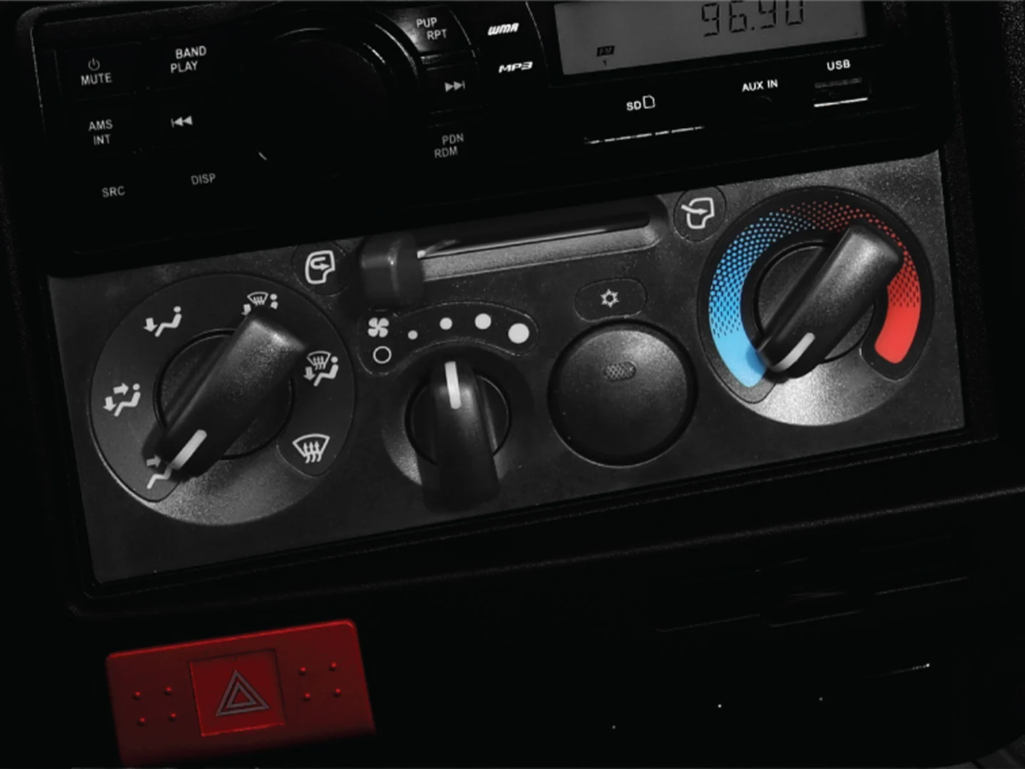 Xe tải ISUZU QLR77FE5B – Cabin Sát-xi Nội thất 4