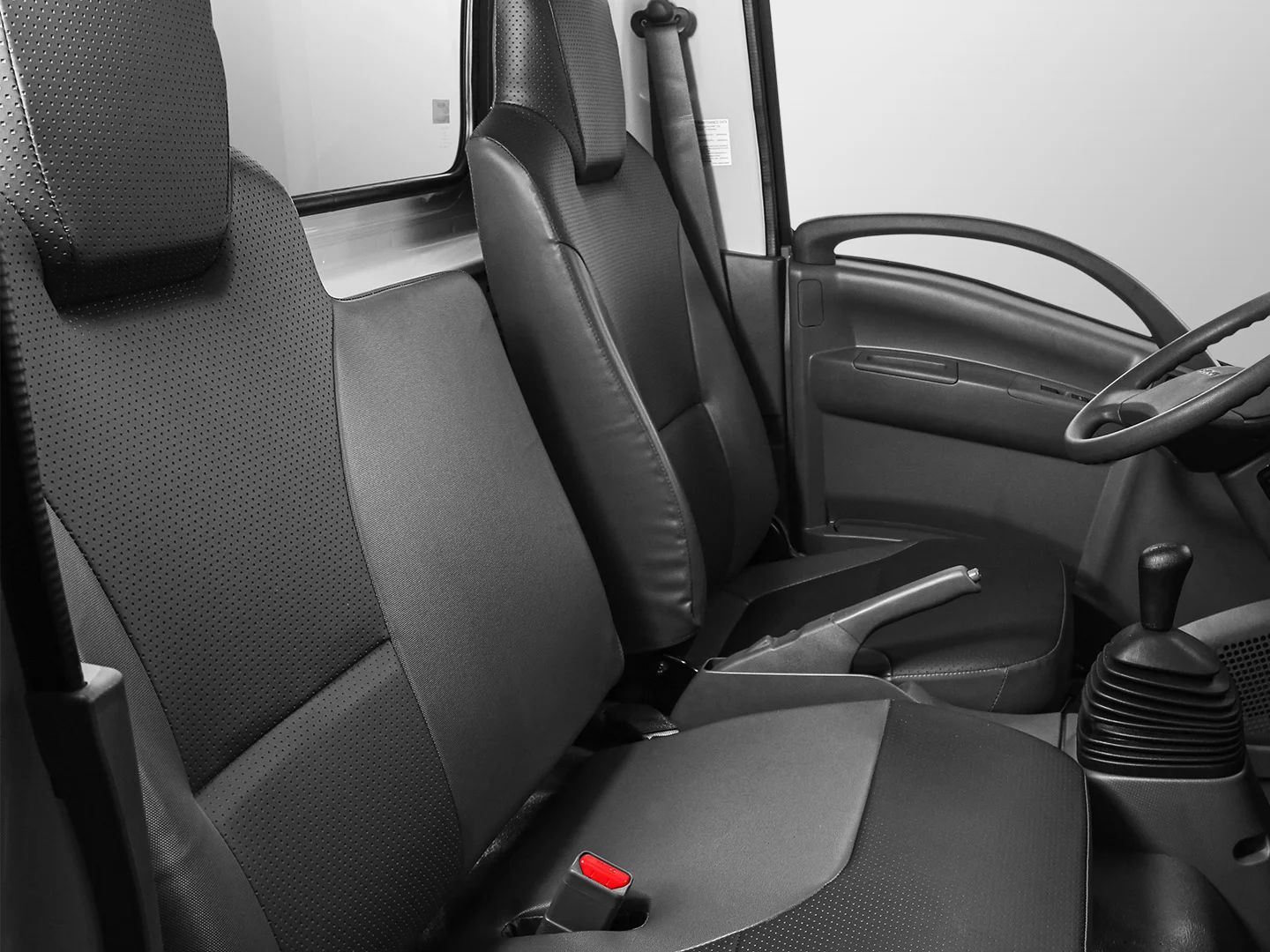 Xe tải ISUZU QLR77FE5B – Cabin Sát-xi Nội thất 2