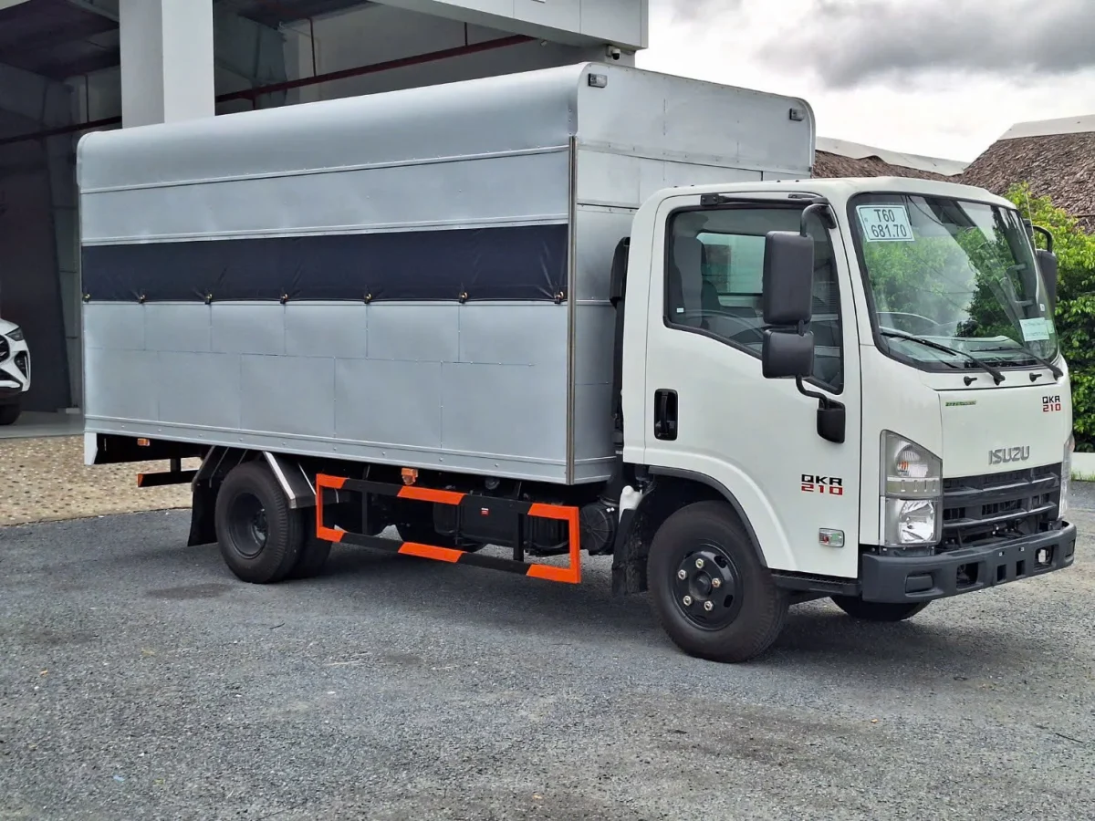 Xe Tải Isuzu QKR 210 Tập Lái Hạng C1 Cabin Vuông Euro 5 Ngoại thất 3