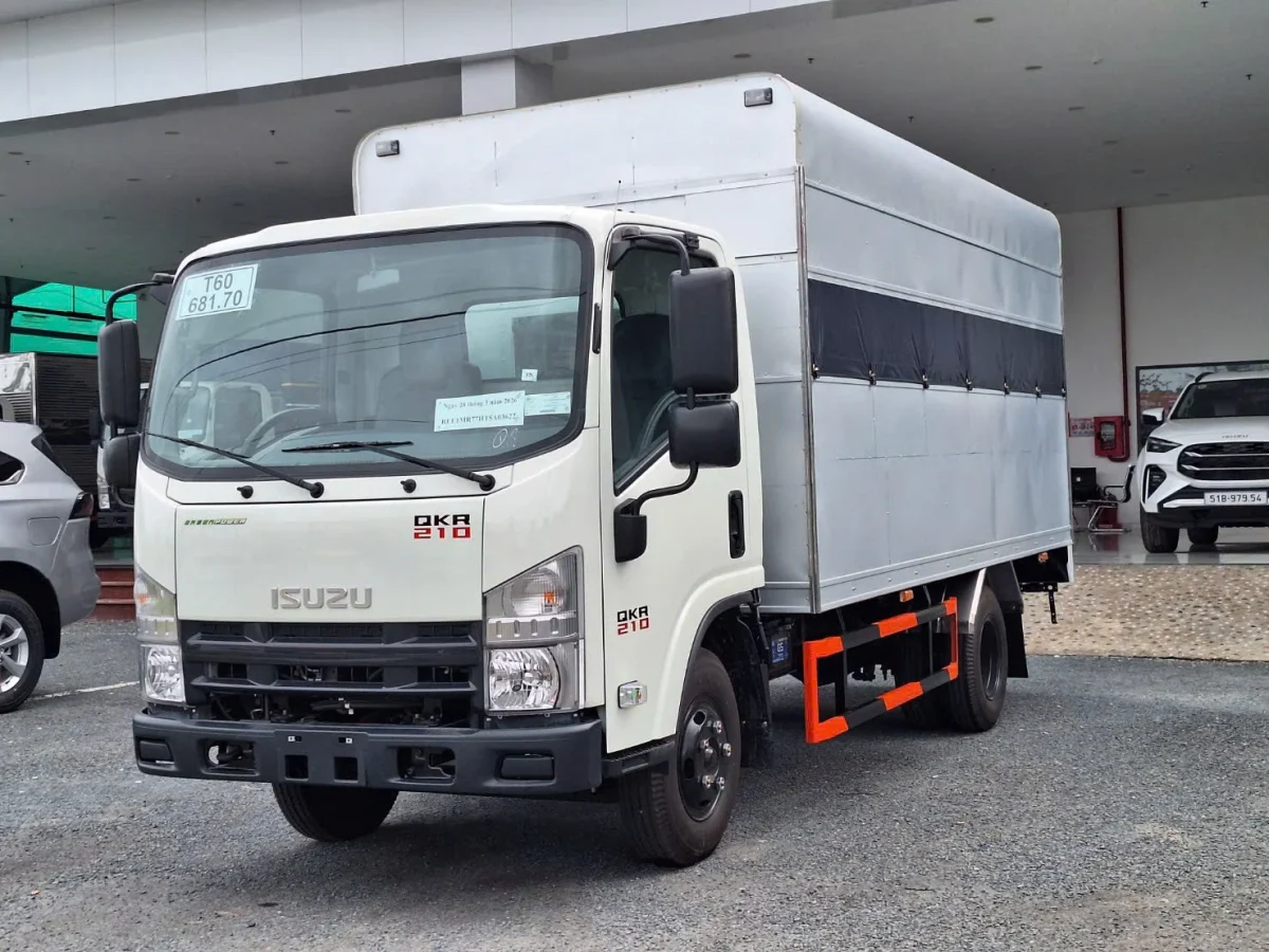 Xe Tải Isuzu QKR 210 Tập Lái Hạng C1 Cabin Vuông Euro 5 Ngoại thất 2