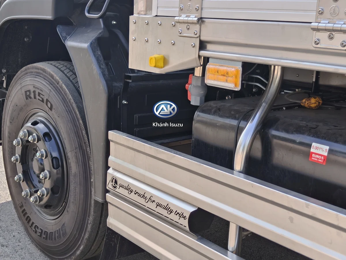 Isuzu FVR 900 8.6 Tấn Thùng Dài 7m4 Garage Lượm Ngoại thất 9