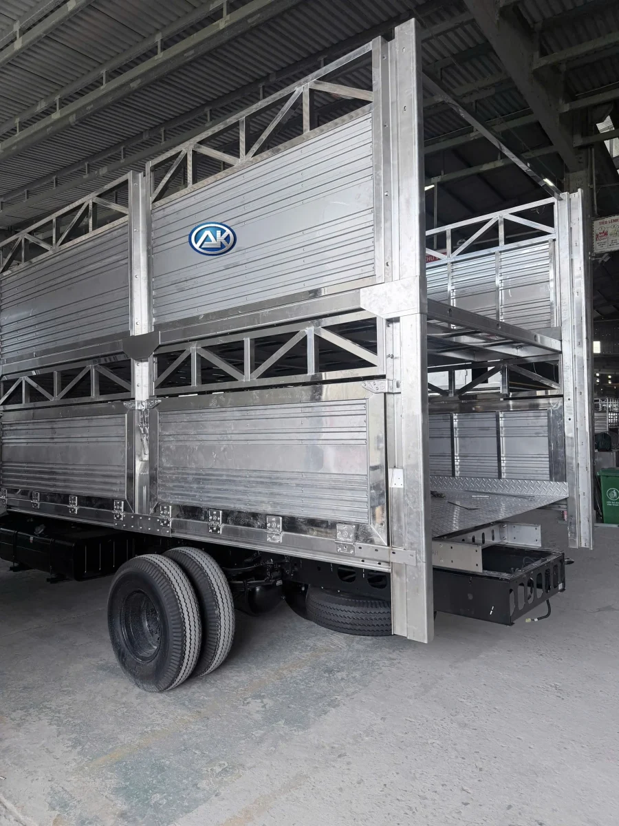 XE TẢI ISUZU FRR 650 5 TẤN THÙNG CHỞ GIA SÚC (HEO) 6M7 Ngoại thất 3